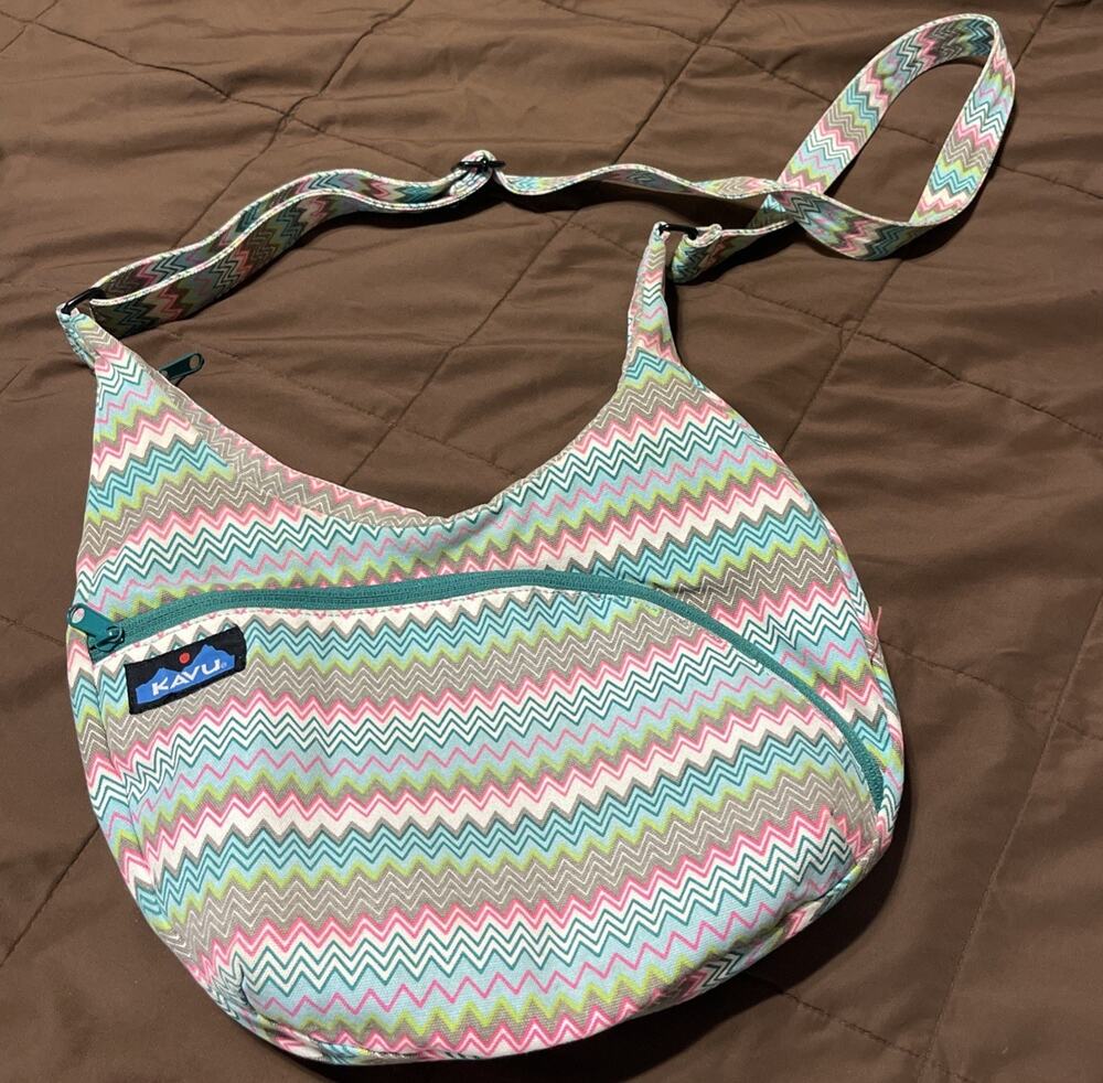 KAVU Shoulder Crossbody Bag Purse Pink Green 4 Pockets zippered Women’s